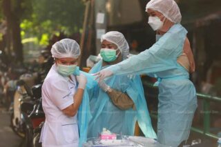Gesundheitspersonal bereitet sich am vergangenen Donnerstag auf Massentests im Bezirk Bang Rak in Bangkok vor, um Omicron Fälle im Land zu erkennen