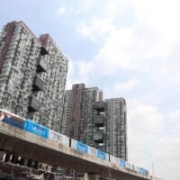 Hochhaus-Eigentumswohnungen gruppieren sich um die Skytrain Station Bang Na. Herr Phattarachai sagt, dass die meisten neuen Eigentumswohnungen im nächsten Jahr in den Gebieten außerhalb von Bangkok liegen werden, wo Massenverkehrslinien im Bau sind