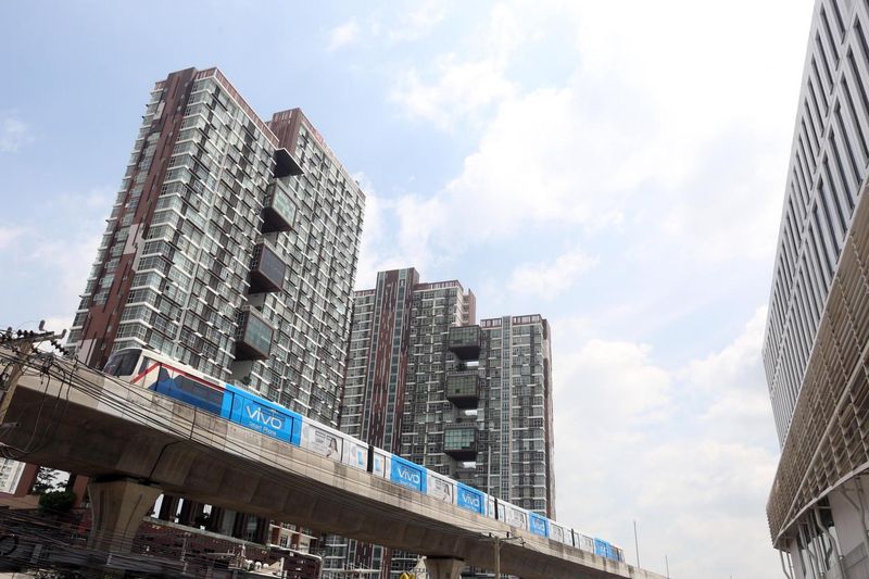 Hochhaus-Eigentumswohnungen gruppieren sich um die Skytrain Station Bang Na. Herr Phattarachai sagt, dass die meisten neuen Eigentumswohnungen im nächsten Jahr in den Gebieten außerhalb von Bangkok liegen werden, wo Massenverkehrslinien im Bau sind