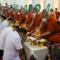 Hochrangige Beamte des Gesundheitsministeriums nehmen am Donnerstag (23. Dezember) an einer Verdienstzeremonie im Wat Phutthapanya in der Provinz Nonthaburi für Menschen teil,