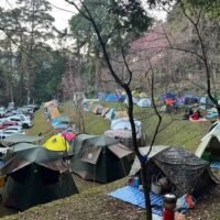 Im Doi Suthep-Pui-Nationalpark in Chiang Mai ist am Donnerstag ein Campingplatz voller Touristenzelte