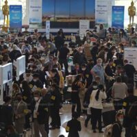 Internationale Passagiere werden bei ihrer Ankunft am Flughafen Suvarnabhum am Montag einem Einreiseverfahren unterzogen