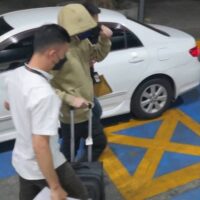 Israeli, der der Quarantäne entkommen sind, wird angeklagt und abgeschoben