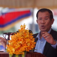 Kambodschas Premierminister Hun Sen spricht während einer Grundsteinlegung des von Japan gespendeten Hochwasserschutzprojekts in Phnom Penh, Kambodscha, 4. März 2019