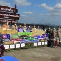 Komprimiertes Marihuana und Crystal Methamphetamin werden während einer Medienbesprechung am Samstag ausgestellt.