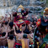 Künstler führen die Garuda Wisnu Kencana Kecak Dance Performance im Garuda Wisnu Kencana Park (GWK) als Attraktion für Touristen auf