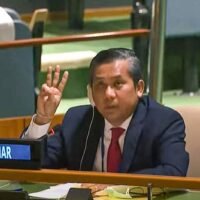 Kyaw Moe Tun, während er vor einer informellen Sitzung der Generalversammlung der Vereinten Nationen in New York spricht