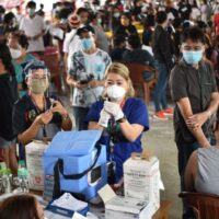 Medizinisches Personal bereitet BioNtech Pfizer Covid-19 Coronavirus Impfstoffe während einer Impfaktion in einer Schulturnhalle in Taguig City, einem Vorort von Manila vor