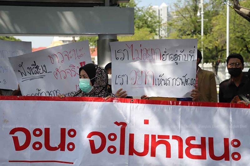 Menschen, die den Plan der Regierung zum Bau eines Gewerbegebiets im Bezirk Chana in Songkhla unterstützen, versammeln sich am Dienstag vor dem Regierungsgebäude