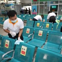 Mitarbeiter der staatlichen Transport Co desinfizieren am vergangenen Mittwoch den Busbahnhof von Bangkok, um Covid-19 zu kontrollieren