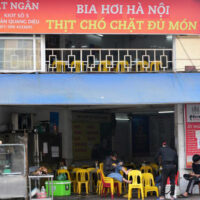Mitarbeiter warten am Freitag in einem Hundefleischrestaurant in Hanoi auf Kunden