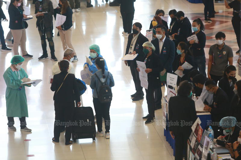 Neuankömmlinge am Flughafen Suvarnabhumi, dem Tor des Landes, werden angewiesen, sich am Dienstag in einen Bereich für Gesundheitsuntersuchungen zu begeben