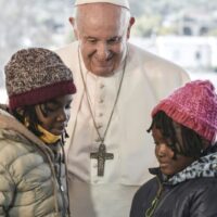Papst beendet Besuch in Griechenland, bei dem es um die Not der Migranten geht