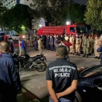 Polizei und Rettungskräfte außerhalb des Krabi-Gefängnisses während des Aufstands in der Einrichtung in der Nacht zum Donnerstag