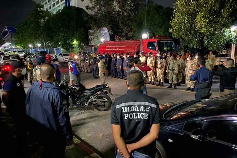 Polizei und Rettungskräfte außerhalb des Krabi-Gefängnisses während des Aufstands in der Einrichtung in der Nacht zum Donnerstag