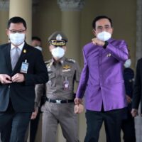 Premierminister General Prayuth Chan o-cha macht sich auf den Weg durch das Gelände des Regierungsgebäudes. Trotz des starken Drucks auf die Regierung im vergangenen Jahr bleibt er fest im Amt des Premierministers