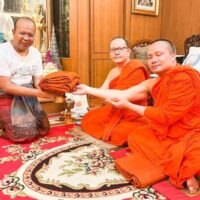 Prominenter Mönch und jetzt Laie, der ehemalige Phra Maha Paivan Worawano (links) überreicht Phra Maha Phra Maha Sompong Talaputto (rechts) am Freitag im Wat Soithong seine Robe