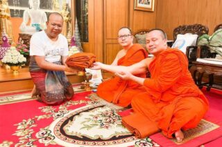 Prominenter Mönch und jetzt Laie, der ehemalige Phra Maha Paivan Worawano (links) überreicht Phra Maha Phra Maha Sompong Talaputto (rechts) am Freitag im Wat Soithong seine Robe