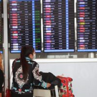 Reisende am internationalen Flughafen Suvarnabhumi am 15. November nach der diesjährigen Wiedereröffnung des Landes am 1. November