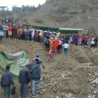 Rettungskräfte durchsuchen am Mittwoch das Gelände nach einem Erdrutsch in einer Jademine im Gebiet Hpakant im Bundesstaat Kachin.
