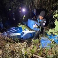 Soldaten sammeln Säcke mit Methamphetamin Pillen, die von Schmugglern zurückgelassen wurden, die am späten Mittwochabend in einen Wald im Bezirk Mae Ai in Chiang Mai geflohen waren.