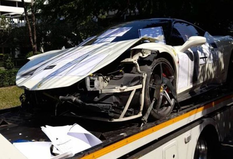 Thailändischer Fahrer fordert Gerechtigkeit von seiner Versicherung, nachdem er mit seinen Ferrari auf der Autobahn einen Unfall hatte