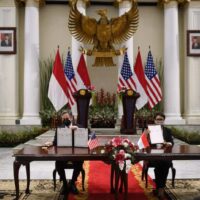 US-Außenminister Antony Blinken (links) und der indonesische Außenminister Retno Marsudi zeigen am Dienstag im Pancasila-Gebäude in Jakarta ihre unterzeichnete Absichtserklärung