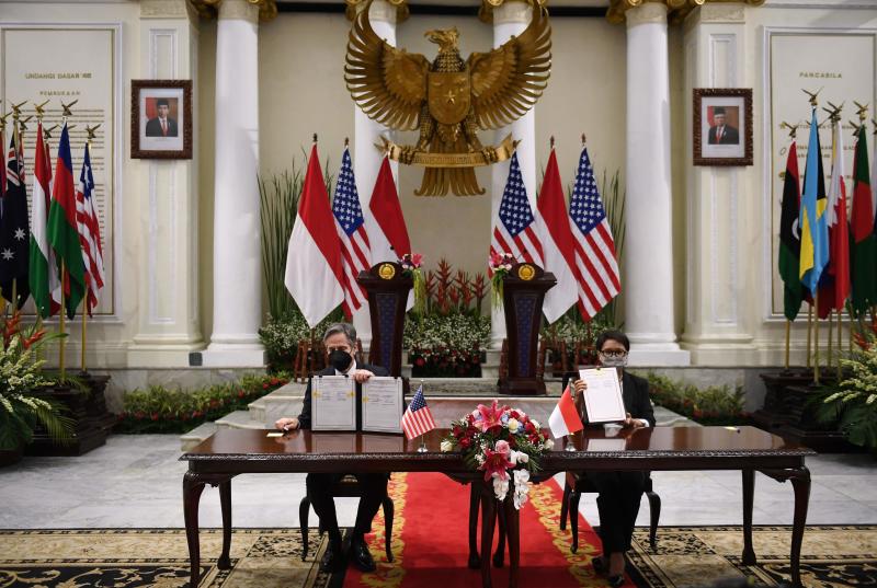 US-Außenminister Antony Blinken (links) und der indonesische Außenminister Retno Marsudi zeigen am Dienstag im Pancasila-Gebäude in Jakarta ihre unterzeichnete Absichtserklärung
