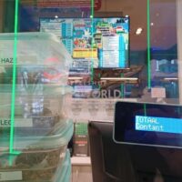 Verschiedene Cannabissorten in Plastikbehältern in einem Café in Den Haag