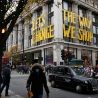Weihnachtskäufer gehen am 11. Dezember 2021 am Selfridges Store in London vorbei. (Reuters-Foto)