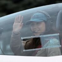 Zara Rutherford, 19, winkt aus dem Cockpit ihres Hochleistungs-Ultraleichtflugzeugs Shark, als sie am 18. August dieses Jahres zu ihrem Weltumrundungsflug von Wevelgem, Belgien, startet.