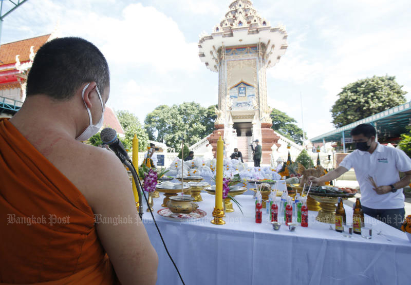 Am 18. September 2021 findet im Wat Koh Suvarnaram im Bezirk Sai Mai in Bangkok eine Verdienstzeremonie für Menschen statt, die an Covid-19 gestorben