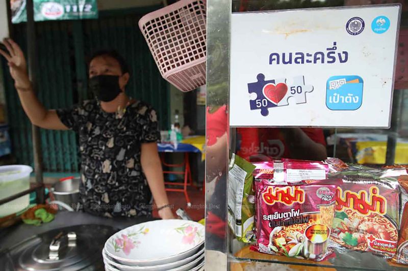 An einem Nudelstand ist ein Schild für das Zuzahlungssubventionssystem Khon La Khrueng der Regierung zu sehen. Die Subvention bietet bis zu 150 Baht Cashback pro Person und Tag