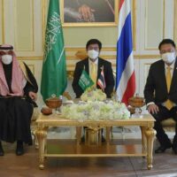 Arbeitsminister Suchart Chomklin (rechts) bei seinem Treffen mit Saudi-Arabiens Minister für Humanressourcen und soziale Entwicklung Ahmad bin Sulaiman Alrajhi (links) am Dienstag in Riad