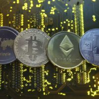 Auf dem Motherboard sind Darstellungen der virtuellen Währungen Ripple, Bitcoin, Etherum und Litecoin zu sehen.
