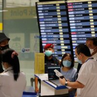 Ausländische Touristen, die am Flughafen Suvarnabhumi in Bangkok ankommen, lassen ihre Dokumente bei der Ankunft überprüfen