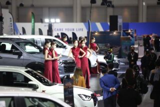 Besucher bestaunen neue Modelle auf der Thailand International Motor Expo 2021