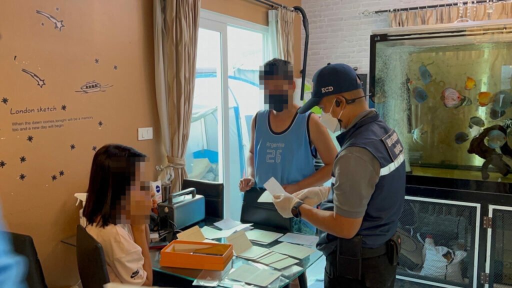 Betrüger, die ausländische Touristen ausnutzen, stehlen 18 Millionen Baht mit Magnetkarten