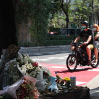 Blumen werden an einem Zebrastreifen auf der Phaya Thai Road niedergelegt,