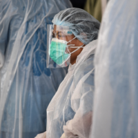 Das medizinische Personal macht am 8. Januar 2021 zwischen den Covid-19 Coronavirus Tests in einem Drive-Thru Zentrum in einem Privatkrankenhaus in Bangkok eine Pause