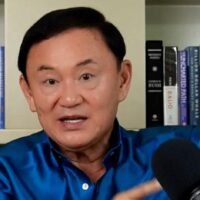 Der ehemalige thailändische Ministerpräsident Thaksin behauptet, dass große Schweinefleischhändler gefrorenes Fleisch horten