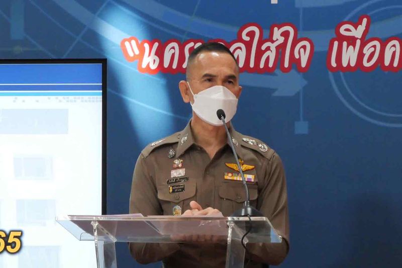 Der stellvertretende Polizeikommissar von Bangkok, Pol Maj Gen Jirasant Kaewsang-ek, gibt am Montag auf einer Pressekonferenz die gegen Pol L - Cpl Norawich Buadok erhobenen Anklagen bekannt