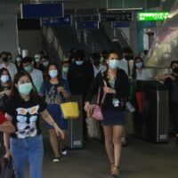 Die Leute benutzen den Skytrain in Bangkok. Die Weltgesundheitsorganisation sagt, es könnte zu früh sein, Covid-19 in diesem Jahr als endemisch zu bezeichnen