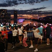 Die Menschen feiern Silvester am Ufer des Yarra River, während sich die Omicron Variante der Coronavirus Krankheit (Covid-19) in Melbourne, Australien, am 31. Dezember 2021 weiter ausbreitet