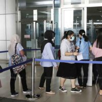 Die Menschen müssen ihre Antigen Testergebnisse vorlegen, bevor sie am 4. Januar den Regierungskomplex im Bezirk Laksi in Bangkok betreten