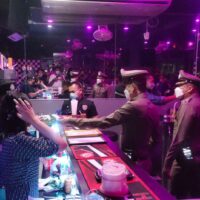Die Polizei findet während einer Razzia am späten Mittwochabend in einem Restaurant in Pattaya, Chon Buri, viele Kunden, die immer noch Alkohol trinken.