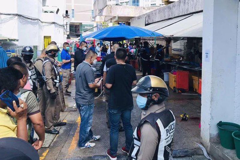 Die Polizei inspiziert den Tatort der tödlichen Schüsse auf dem Kaset Markt in der Innenstadt von Phuket am 8. Januar 2022.