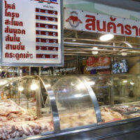 Die Preise für verschiedene Schweinefleischstücke werden am Montag auf dem Simummuang-Markt in der Provinz Pathum Thani angezeigt_02