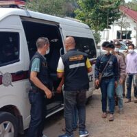Die vier Männer, die wegen Tötung von zwei bengalischen Tigern gesucht wurden, werden am Donnerstag in einen Polizeiwagen eskortiert