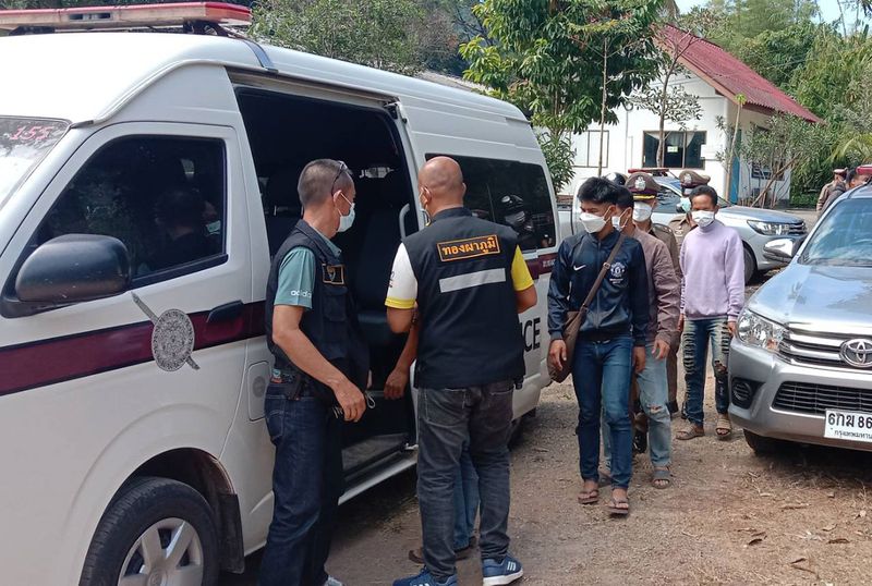 Die vier Männer, die wegen Tötung von zwei bengalischen Tigern gesucht wurden, werden am Donnerstag in einen Polizeiwagen eskortiert Die vier Männer, die wegen Tötung von zwei bengalischen Tigern gesucht wurden, werden am Donnerstag in einen Polizeiwagen eskortiert